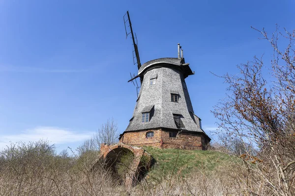 Vecchio mulino a vento in legno in Polonia — Foto Stock