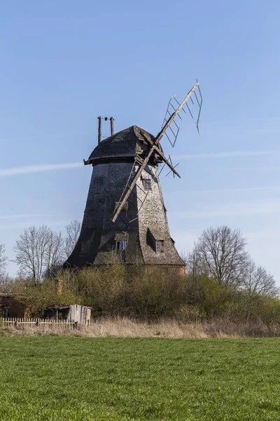 Velho moinho de vento de madeira na Polônia — Fotografia de Stock