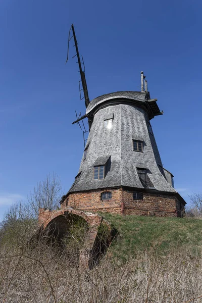 Velho moinho de vento de madeira na Polônia Fotografia De Stock