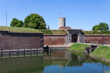 Martwa Wisla nehri kıyısındaki Gdansk (Polonya) tarihi kalesi