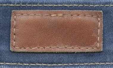 mavi kot arka plan üzerinde izole kahverengi boş deri etiket