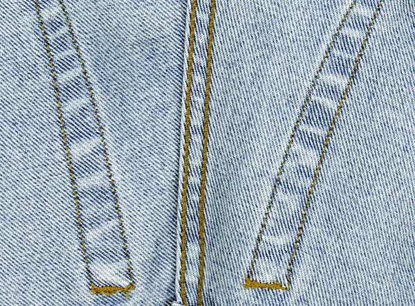 背景として縫い目で飾られた青いデニムのズボンのフラグメント — ストック写真