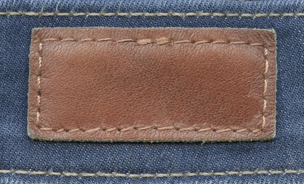 Braunes Leeres Etikett Isoliert Auf Blauem Jeanshintergrund — Stockfoto