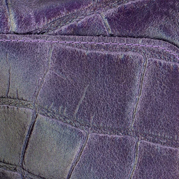 Фрагмент фиолетовой кожаной сумки в качестве фона — стоковое фото