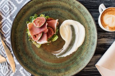 lezzetli prosciutto üstten görünüm plaka ve kahve ahşap tablo