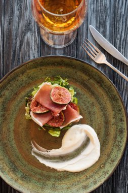 lezzetli prosciutto üstten görünüm tabak ve çatal bıçak üzerinde ahşap masa ile