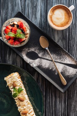 ahşap masa üzerinde tatlı lezzetli tatlılar ve kahve Üstten Görünüm 