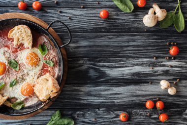 lezzetli kızarmış yumurta peynir ve ekmek ve kopya alanı ile ahşap masa üzerinde taze sebze ile