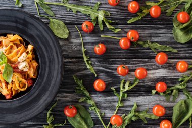 plaka ve ahşap masa üzerinde taze sebze gurme makarna Üstten Görünüm 
