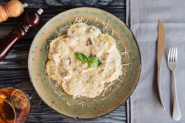 Ispanak ve ricotta peyniri, baharatlar ve çatal bıçak tablo ile gurme mantı