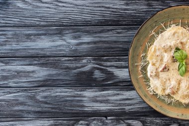 Ispanak ve ricotta peynirli mantı üstten görünüm ahşap masa üzerinde plaka üzerinde