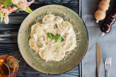 Ispanak ve ricotta peyniri, baharatlar ve çatal bıçak tablo ile lezzetli İtalyan Mantısı