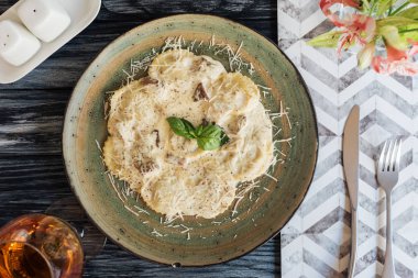 Ispanak ve ricotta peynirli lezzetli İtalyan Mantısı üstten görünüm plaka üzerinde 