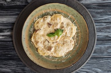 Ispanak ve ricotta peynirli gurme İtalyan Mantısı üstten görünüm plaka üzerinde