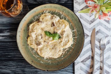 Ispanak ve ricotta peynirli mantı gurme plaka üzerinde yukarıdan