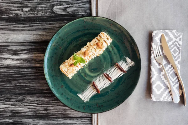 Gourmet Sweet Dessert Almonds Mint Plate Fork Knife Napkin Table — Free Stock Photo