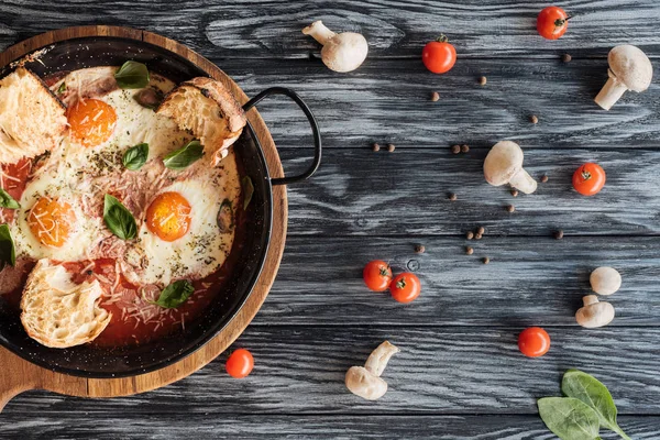 Gourmet Stekta Ägg Med Ost Bröd Och Färska Grönsaker Med — Stockfoto