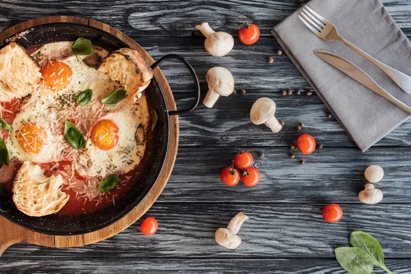 Ouă Gastronomice Prăjite Brânză Legume Proaspete Furculiță Cuțit Masă Lemn — Fotografie, imagine de stoc