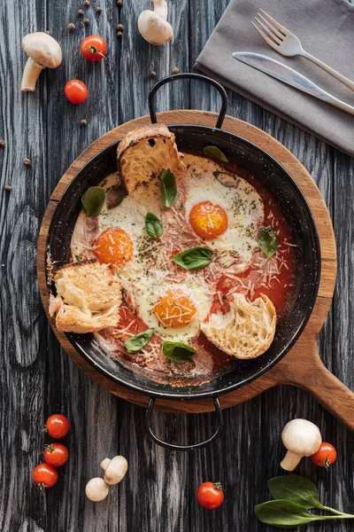 Top View Gourmet Roasted Eggs Cheese Fresh Vegetables — Stock Photo, Image