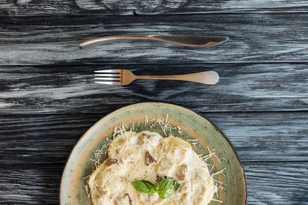 Pohled Shora Lahodné Italské Ravioli Sýrem Desku Vidlice Nožem Dřevěný — Stock fotografie zdarma