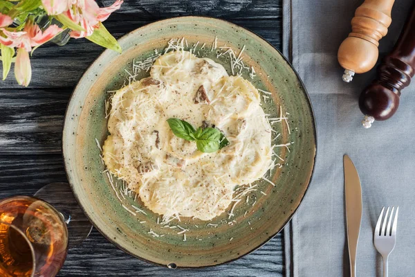 おいしいイタリアのラビオリほうれん草とリコッタ チーズ スパイス テーブルにナイフとフォーク — ストック写真