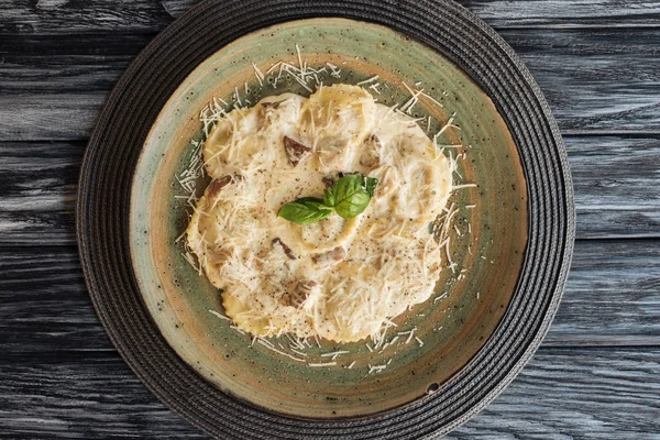 Ispanak Ricotta Peynirli Gurme Talyan Mantısı Üstten Görünüm Plaka Üzerinde — Stok fotoğraf