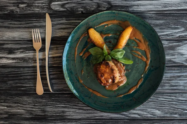 Köstliches Gekochtes Fleisch Mit Sauce Und Basilikumblättern Auf Teller Gabel — kostenloses Stockfoto