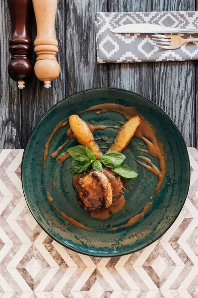 Üstten Görünüm gurme antrikot plaka üzerinde fesleğen yaprakları ile sığır eti biftek pişmiş.