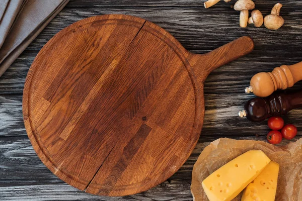 餐桌上的空木切板 奶酪和蔬菜的顶部视图 — 图库照片