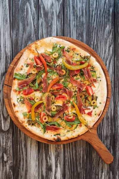 Top view of delicious pizza with vegetables, cheese and meat on wooden table — Stock Image Top View Delicious Pizza Vegetables Cheese Meat Wooden Table Stock Picture