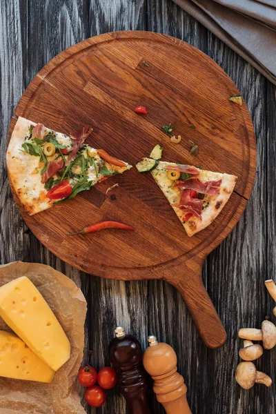 Top view of slices of delicious pizza on wooden chopping board — Stock Image Top View Slices Delicious Pizza Wooden Chopping Board Stock Photo