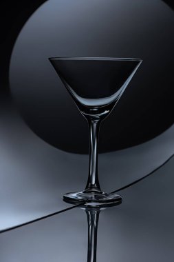 koyu arka plan üzerinde boş martini cam silüeti 