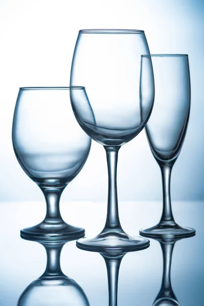 Силуети Різних Порожніх Скляних Посуду Відображенням — стокове фото