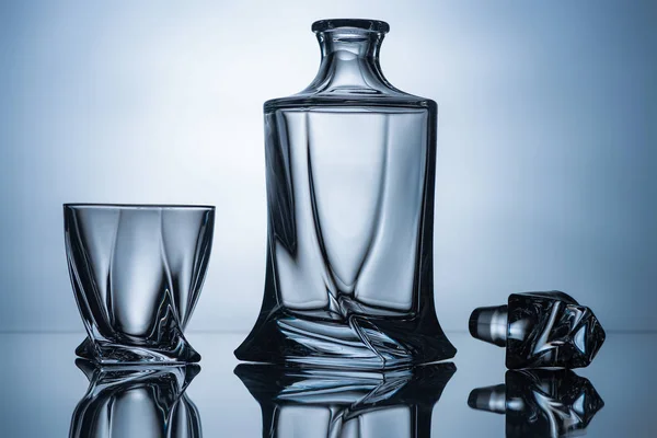 白兰地玻璃和空瓶子灰色与反射 — 图库照片