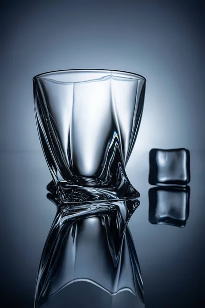 Silhouettes Verre Whisky Vide Glaçon Sur Gris — Photo