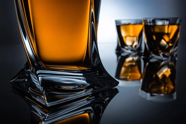 干邑酒瓶和两杯灰的选择性聚焦 — 图库照片