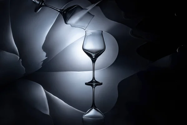 Empty Wine Glass Geometric Reflection Dark — Stock Photo, Image