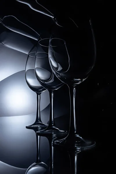 Linha Copos Vinho Cristal Tiro Estúdio Escuro — Fotografia de Stock