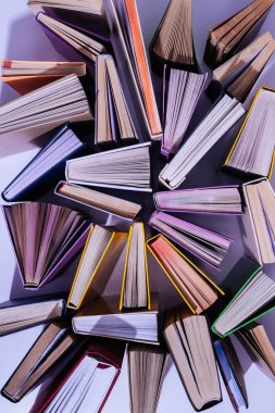 dağınık masasında kitap yığını yükseltilmiş görünümünü
