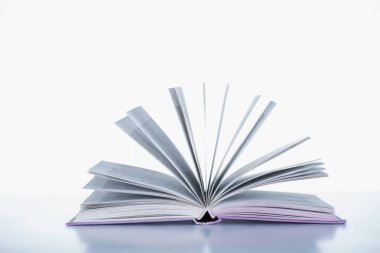 Beyaz yüzey üzerinde bir açık kitap
