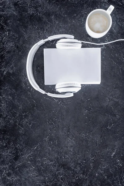 Вид Зверху Білу Книгу Навушники Чашку Кави Молоком Сірому Столі — стокове фото