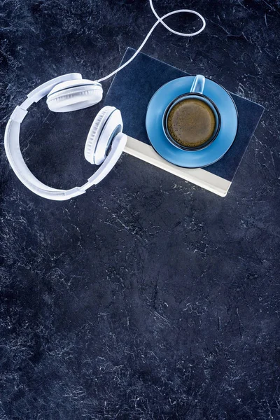 Vista Superior Del Libro Auriculares Blancos Taza Azul Con Café —  Fotos de Stock