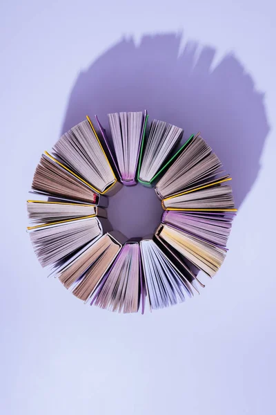 Вид Зверху Стопки Книг Колу Фіолетовому Стільниці — стокове фото