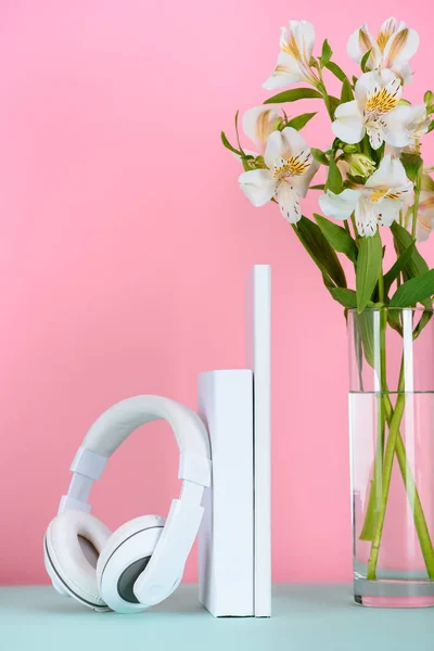 Vita Hörlurar Och Böcker Med Bukett Blommor Bord Pink — Stockfoto