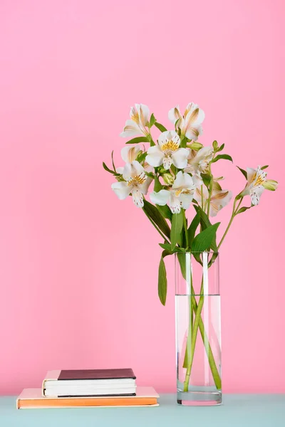 Två Böcker Och Bukett Alstroemeria Blommor Bord Pink — Stockfoto