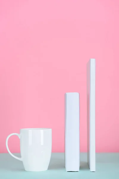 ホワイト ブック ピンクのテーブルにお茶を一杯  — 無料ストックフォト