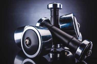 çeşitli dumbell ve yansıma, spor ve sağlıklı yaşam kavramı yakından görmek 