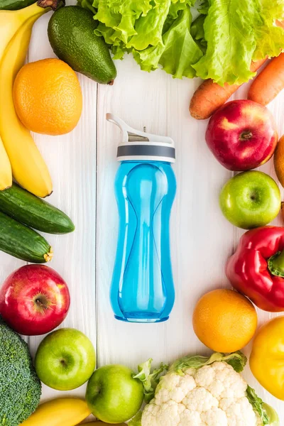 Puncak Tampilan Botol Olahraga Dengan Air Dan Buah Buahan Segar — Stok Foto
