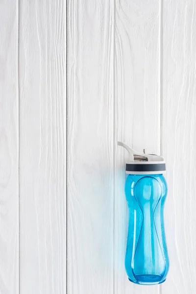 Vista Superior Botella Deportes Azul Con Agua Mesa Madera Blanca — Foto de Stock
