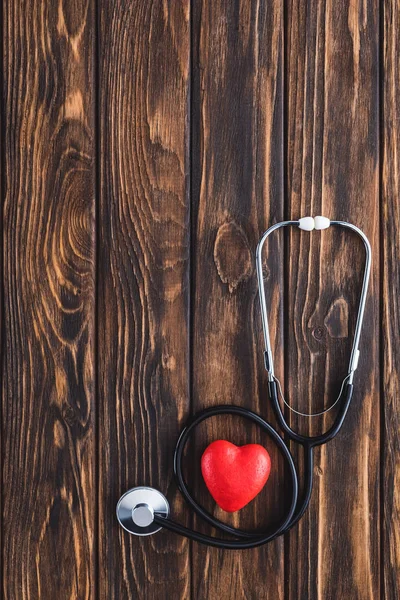 Vue Dessus Stéthoscope Symbole Coeur Rouge Sur Table Bois — Photo